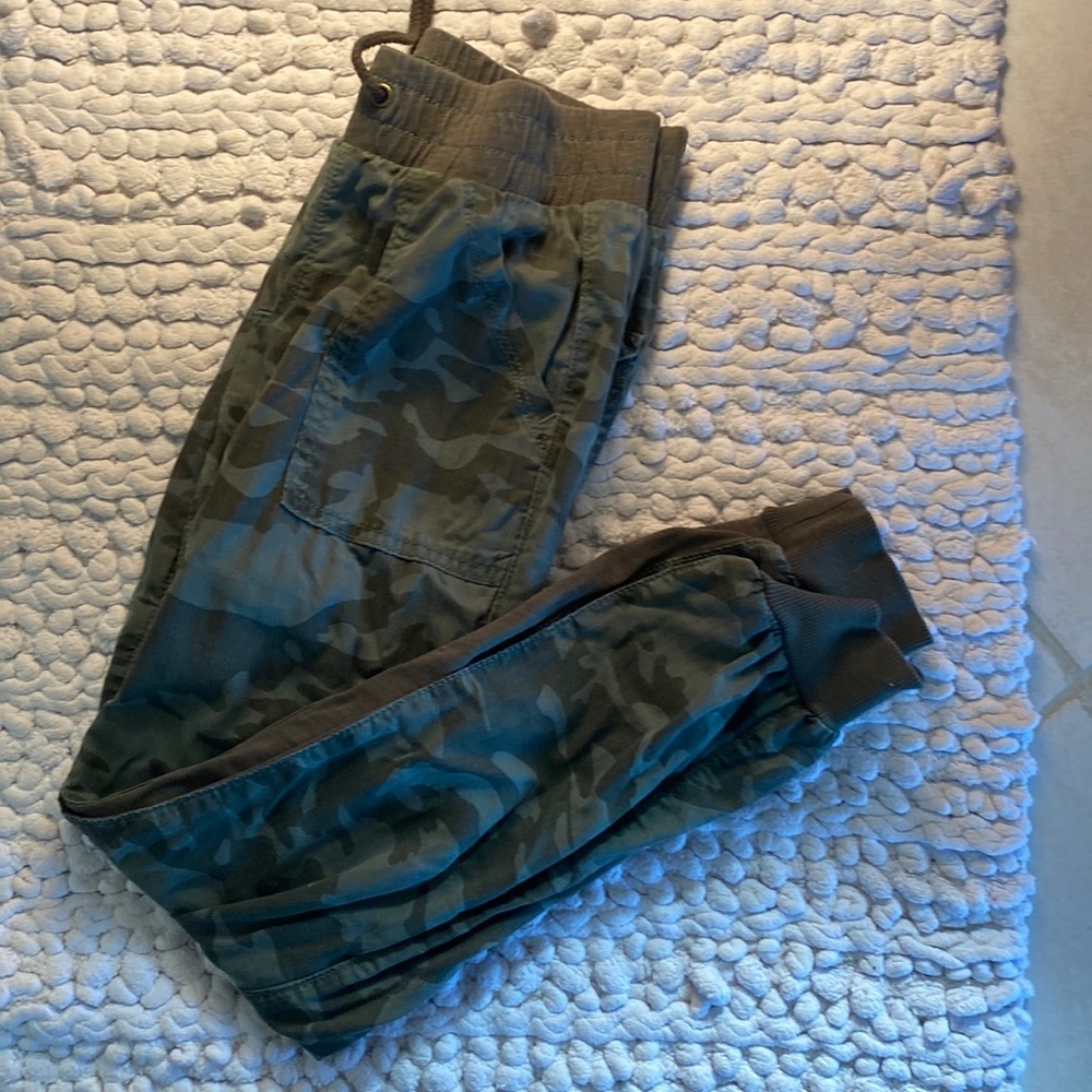 Girls Camouflage Cargo Joggers 💚
